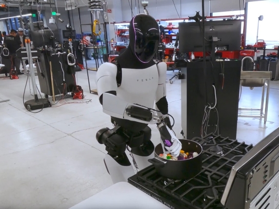 Tesla: ricavi in calo e utile dimezzato, Musk investe 20 miliardi