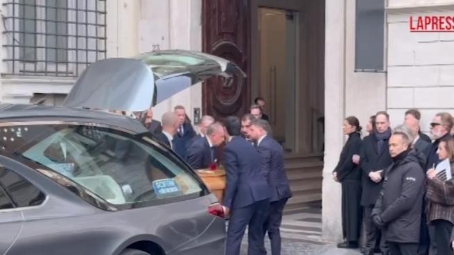 Tributo a Valentino: la salma arriva alla camera ardente di Roma