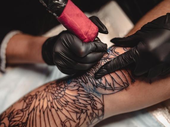 Consenso informato obbligatorio per tatuaggi: novità sul melanoma