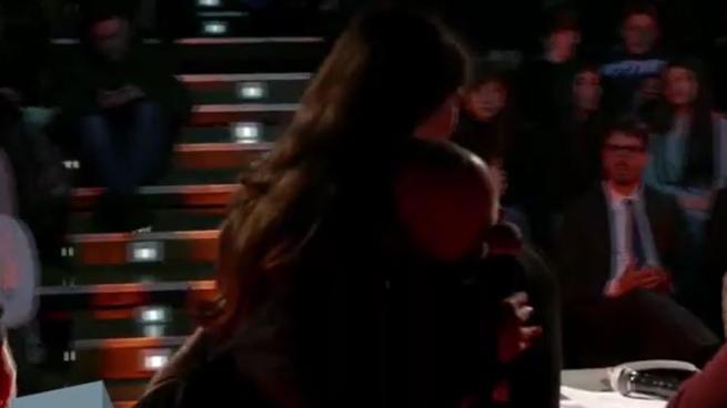 L’emozione di una bambina durante il racconto di Sami Modiano sulla Shoah