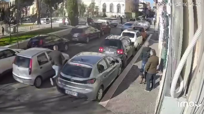 San Severo, uomo insegue ladri d’auto a piedi nel centro